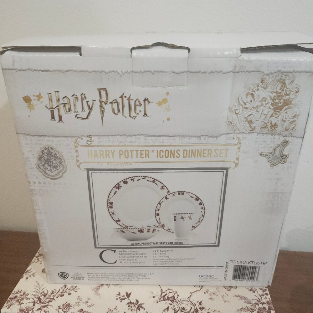 WB Harry Potter Hogwarts House Animals Icons 4 Piece Dinner Set Plates Cup Bowl